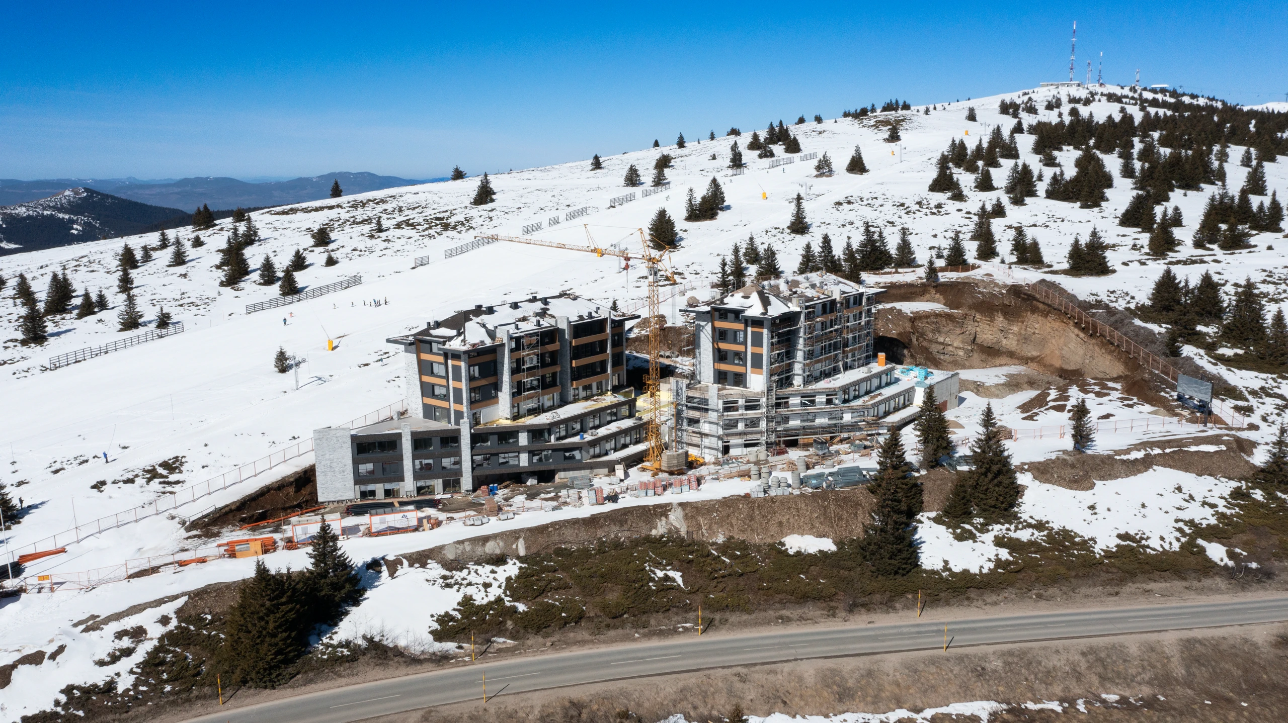 Crown Peaks Kopaonik — preko 1.500 m² sivog mermera na fasadi