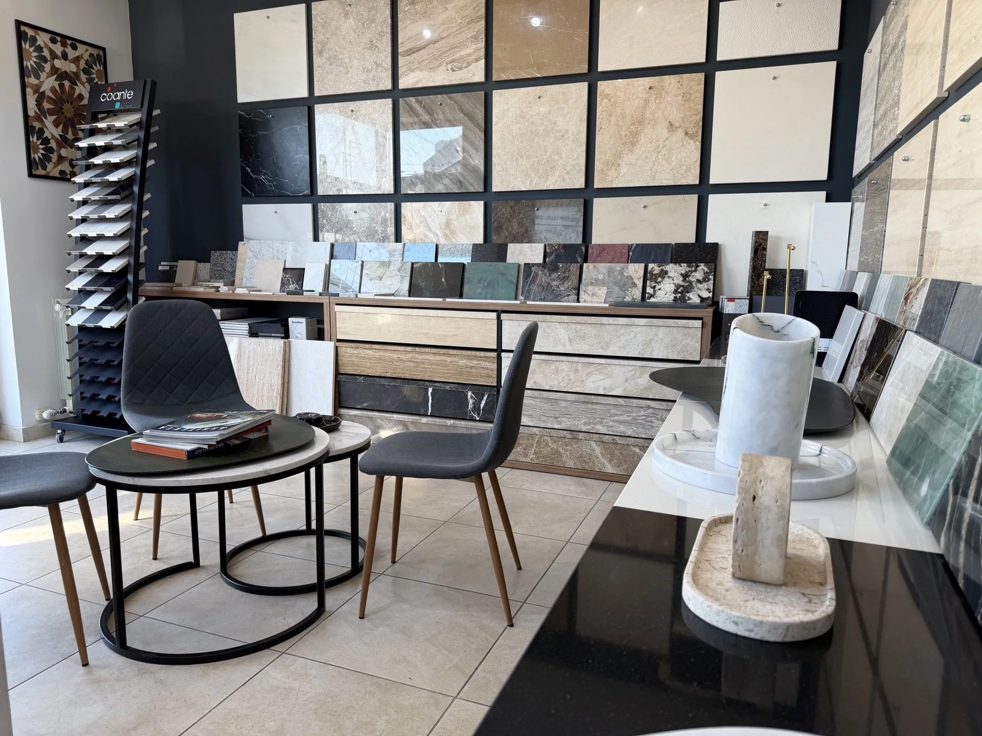 Izložbeni salon Mermer101 sa uzorcima prirodnog kamena, stolom za konsultacije i kamenim detaljima